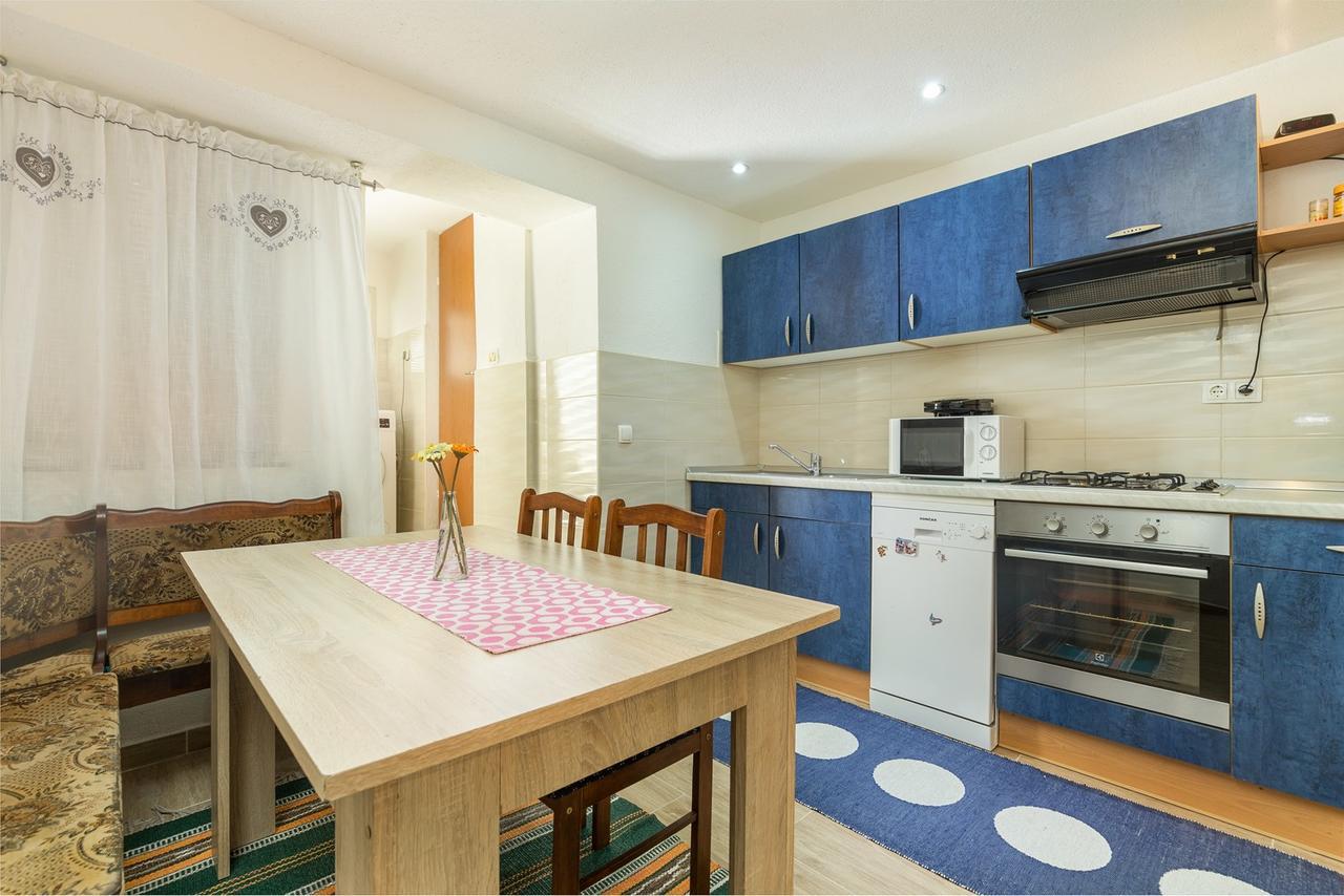 Arena Apartman *